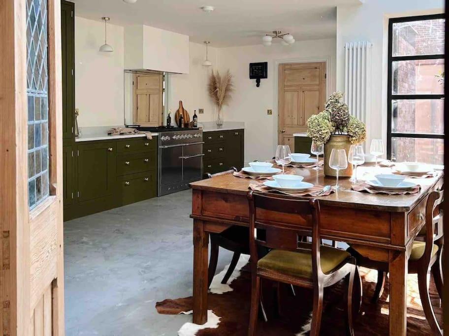 Luxury City Centre Townhouse - Sleeps 6 Chester Exterior photo