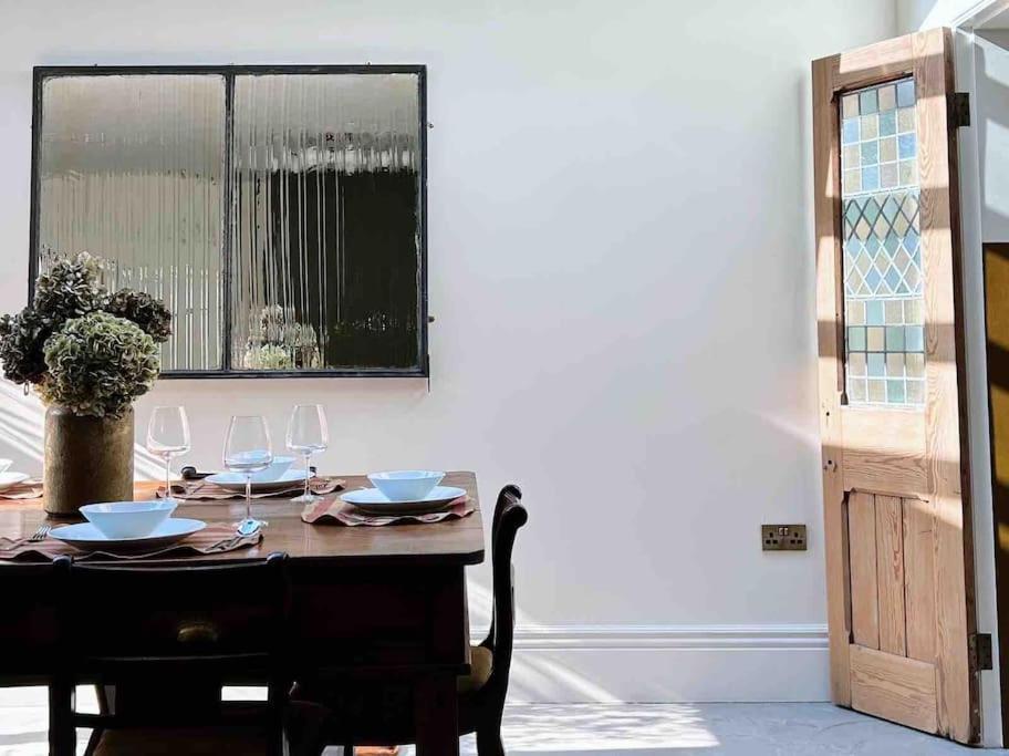 Luxury City Centre Townhouse - Sleeps 6 Chester Exterior photo