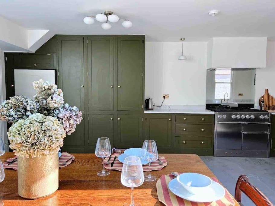 Luxury City Centre Townhouse - Sleeps 6 Chester Exterior photo